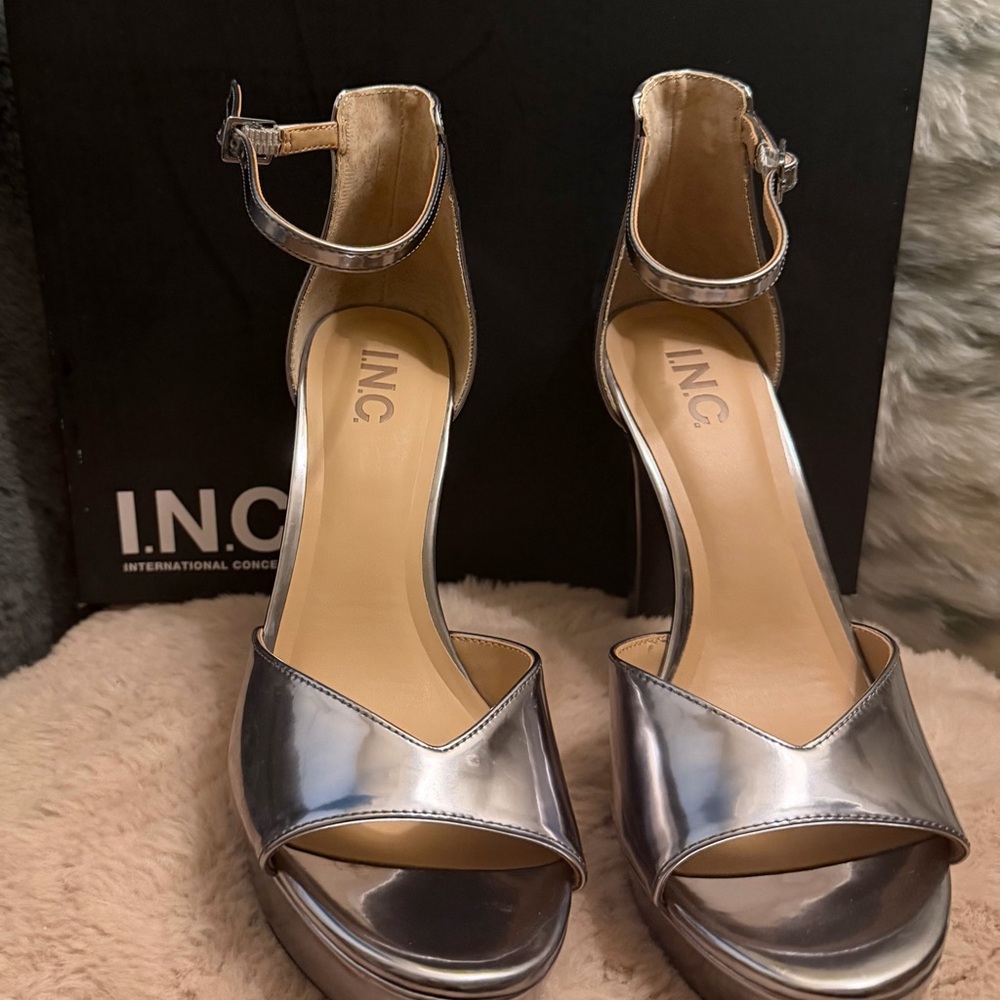 NIB INC International Concepts Metallic Silver Platform Heels size 8 - Picture 3 of 6